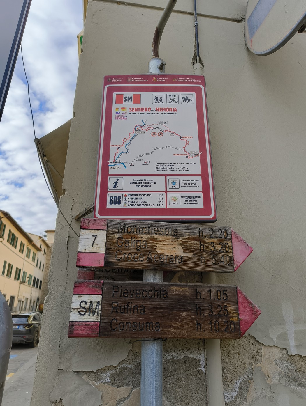 Cartello informativo del "Sentiero della Memoria" con indicazioni per diverse località in zona Berceto.