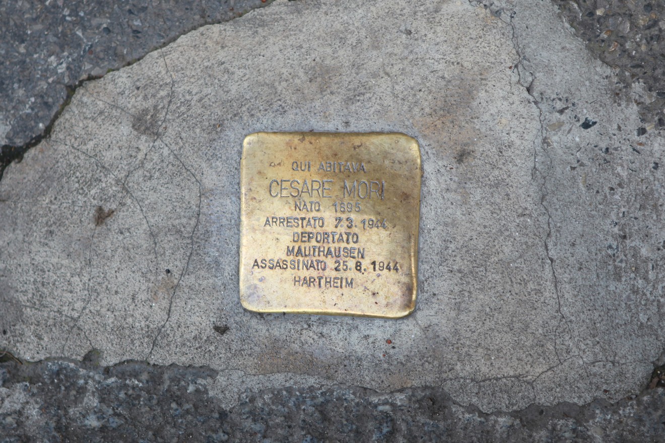 Pietra d'inciampo a Mori, in ricordo di Cesare Mori, vittima della deportazione e dell'olocausto.