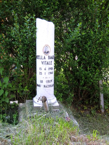 Cippo commemorativo dedicato a Vitale Baglione, situato a Vercella, con iscrizioni e simbolo commemorativo.