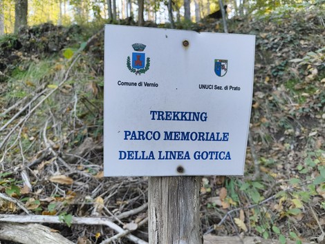 Segnale del trekking nel Parco Memoriale della Linea Gotica, lungo l'itinerario di Guerra e Resistenza.