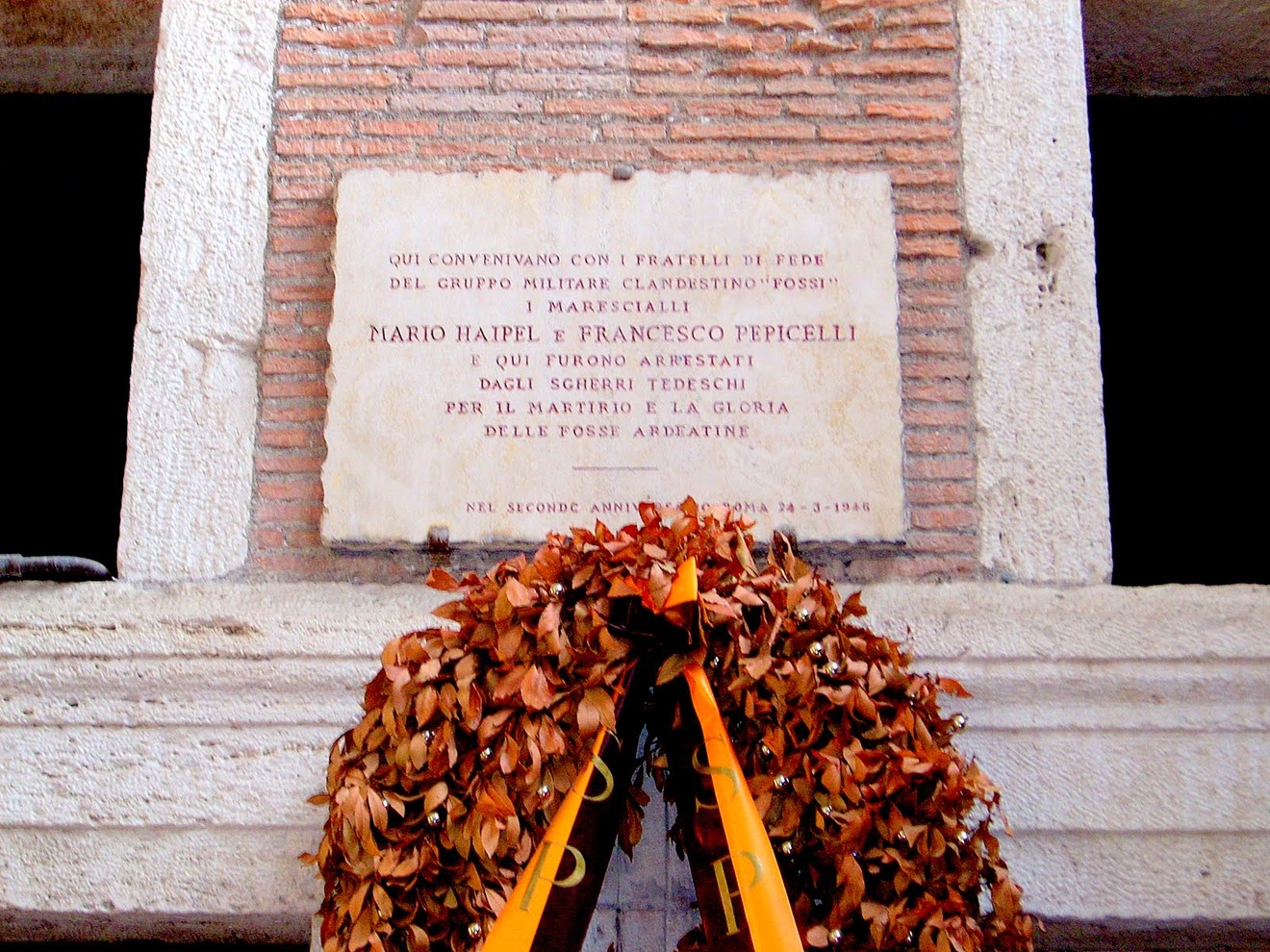 Lapide commemorativa dedicata a Mario Haipel e Francesco Pepicelli, in ricordo del loro sacrificio.