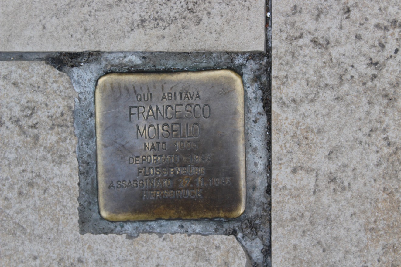 Pietra d’inciampo in memoria di Francesco Moisello, installata su un pavimento, commemorando la sua deportazione.