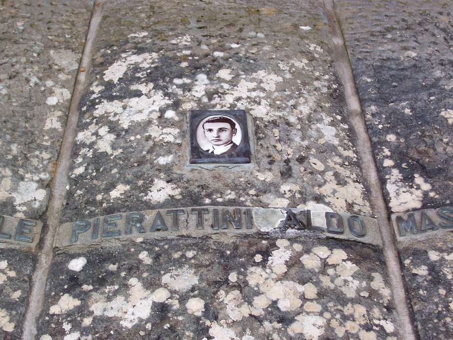 Sepolcro dei caduti di Pian d'Albero, commemorazione in pietra con foto e iscrizioni.