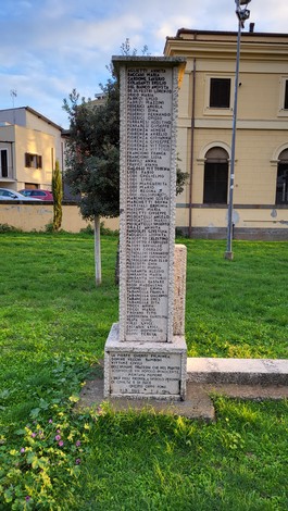 Monumento ai caduti civili, dedicato alla memoria delle vittime della guerra, situato in un'area verde.