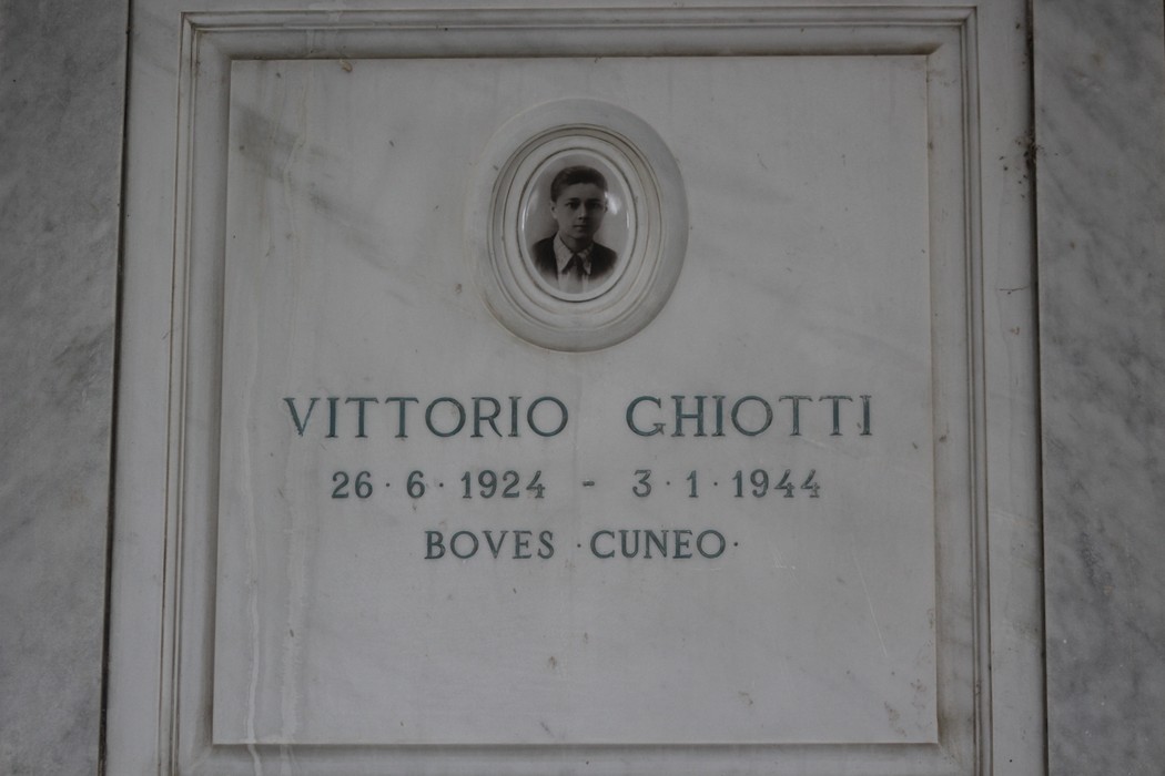 Sacrario dei partigiani di Torbella, dedica commemorativa a Vittorio Ghiotti con foto e date di nascita e morte.