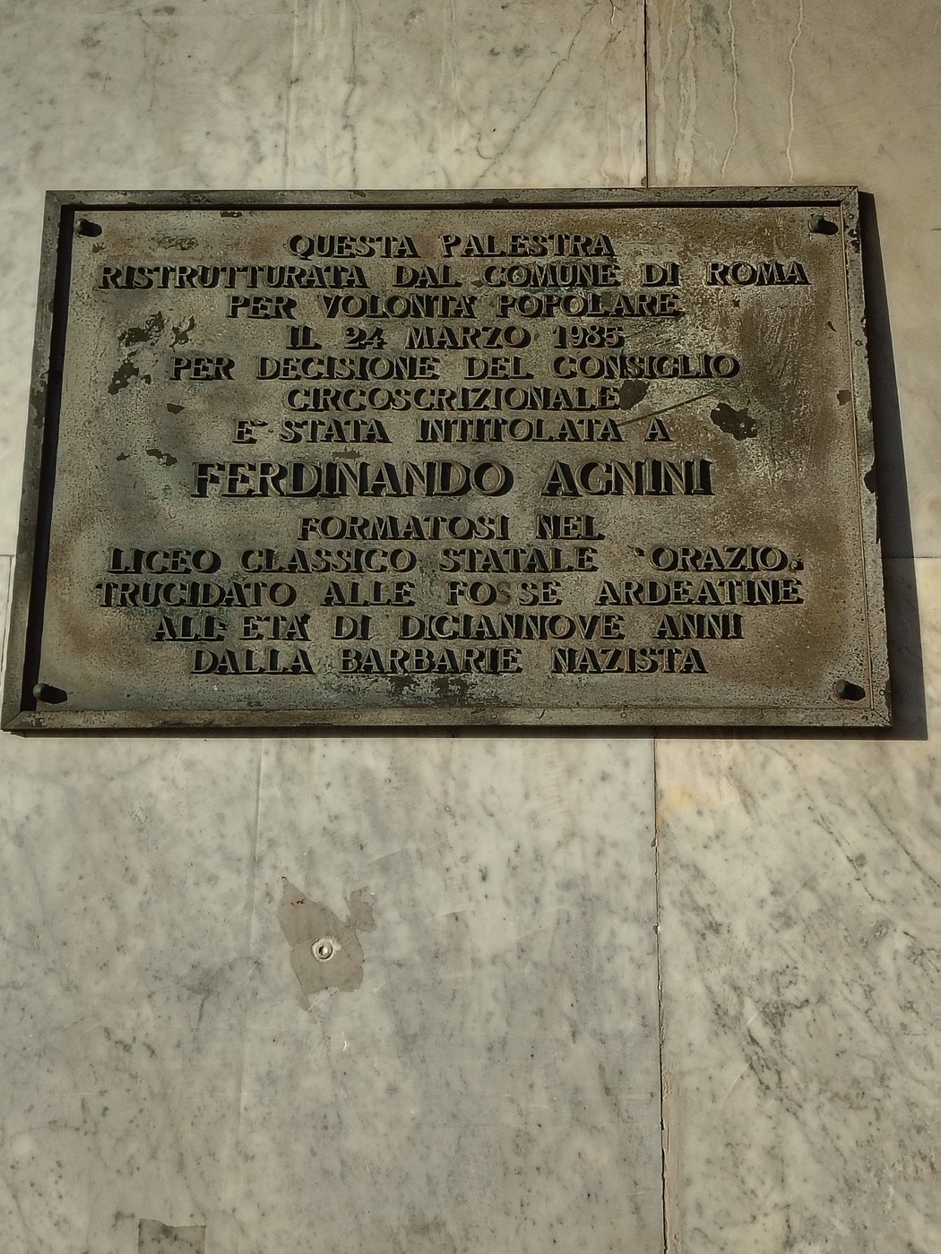 Targa commemorativa dedicata a Ferdinando Agnini, collocata in una palestra del Comune di Roma.