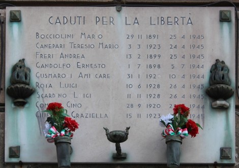 Lapide commemorativa dedicata ai caduti per la Libertà a Teglia, con nomi e date incisi.