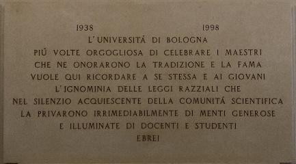 Lapide commemorativa che ricorda l'espulsione degli ebrei dall'Università di Bologna nel 1938.