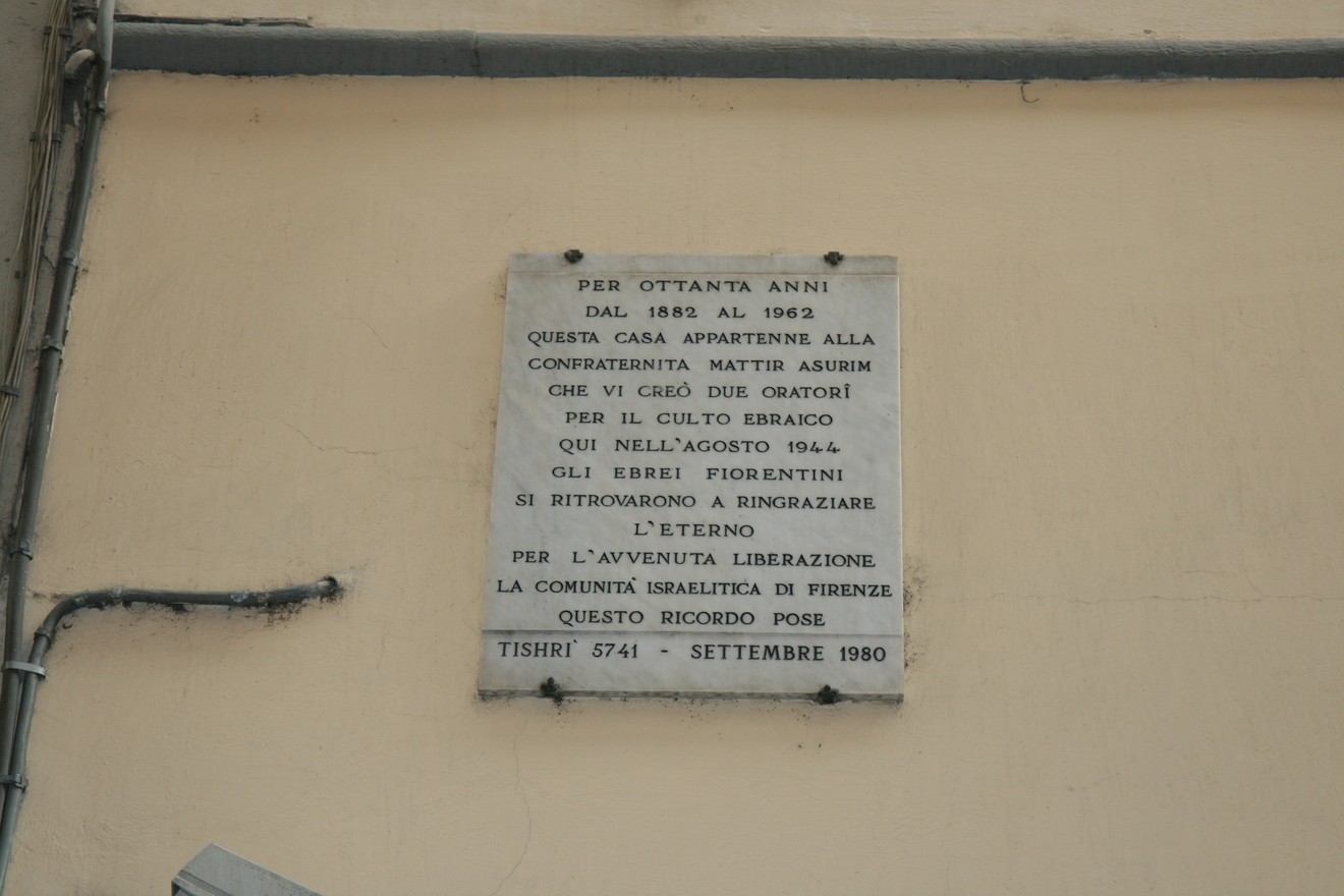 Lapide commemorativa dedicata alla comunità ebraica di Firenze e alla memoria degli oratori.