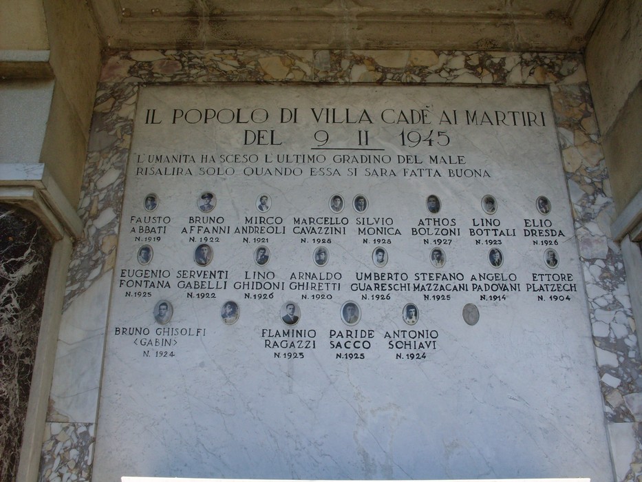 Monumento ai Caduti di Cadè, dedicato ai martiri del 9 febbraio 1945, con nomi incisi in onore dei caduti.