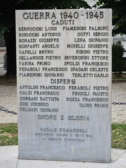 Monumento ai Caduti di San Bassano, con nomi e date di soldati onorati per il loro sacrificio.
