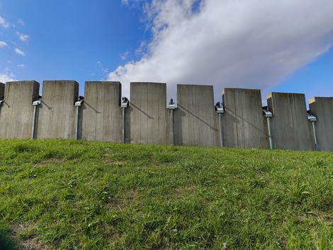 Monumento ai partigiani caduti a Monte Sabbiuno, simbolo di memoria e resistenza.