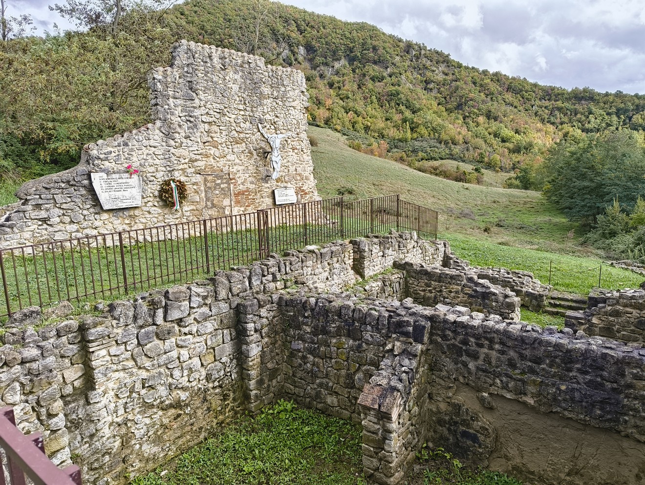 Rovine storiche di Caprara di Sopra, immerse nella natura e testimonianza del passato architettonico locale.