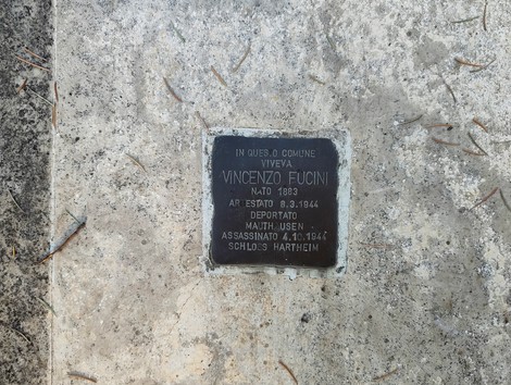 Pietra d'inciampo commemorativa nel Giardino della memoria, dedicata a Vincenzo Fucini e alla sua tragica storia.