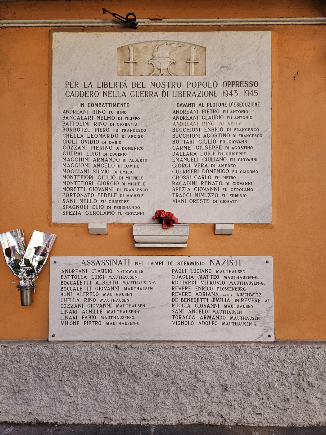 Lapidi commemorative dedicate ai caduti per la libertà nella guerra di liberazione 1943-1945.