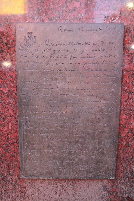 Monumento a Matteotti con iscrizione che celebra la sua figura e il suo sacrificio per la giustizia.