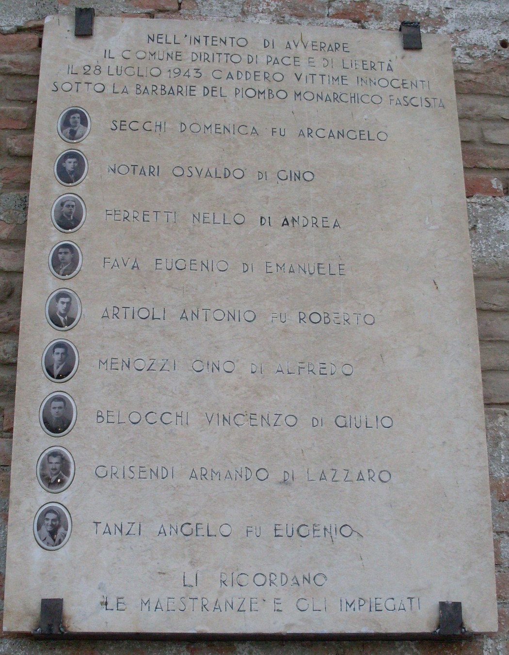 Lapide commemorativa dedicata ai Martiri delle Officine Meccaniche Reggiane, vittime del fascismo nel 1943.