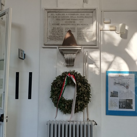 Lapide commemorativa con una corona di alloro, in ricordo dei caduti dell'ospedale.