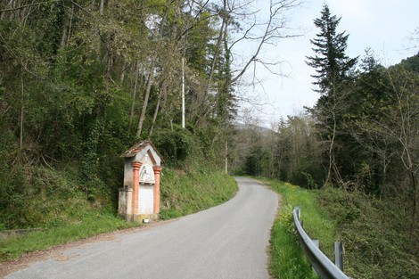 Tabernacolo di Valpromaro lungo una strada panoramica immersa nella natura.