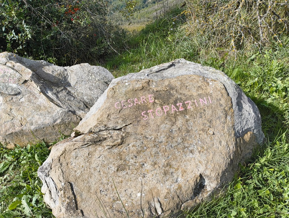 Roccia dedicata ai partigiani, simbolo della memoria storica e della lotta per la libertà a Monte Sabbiuno.