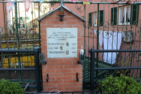 Tabernacolo commemorativo dedicato a Pezzali, Siri e Baldasso, situato in un contesto urbano.