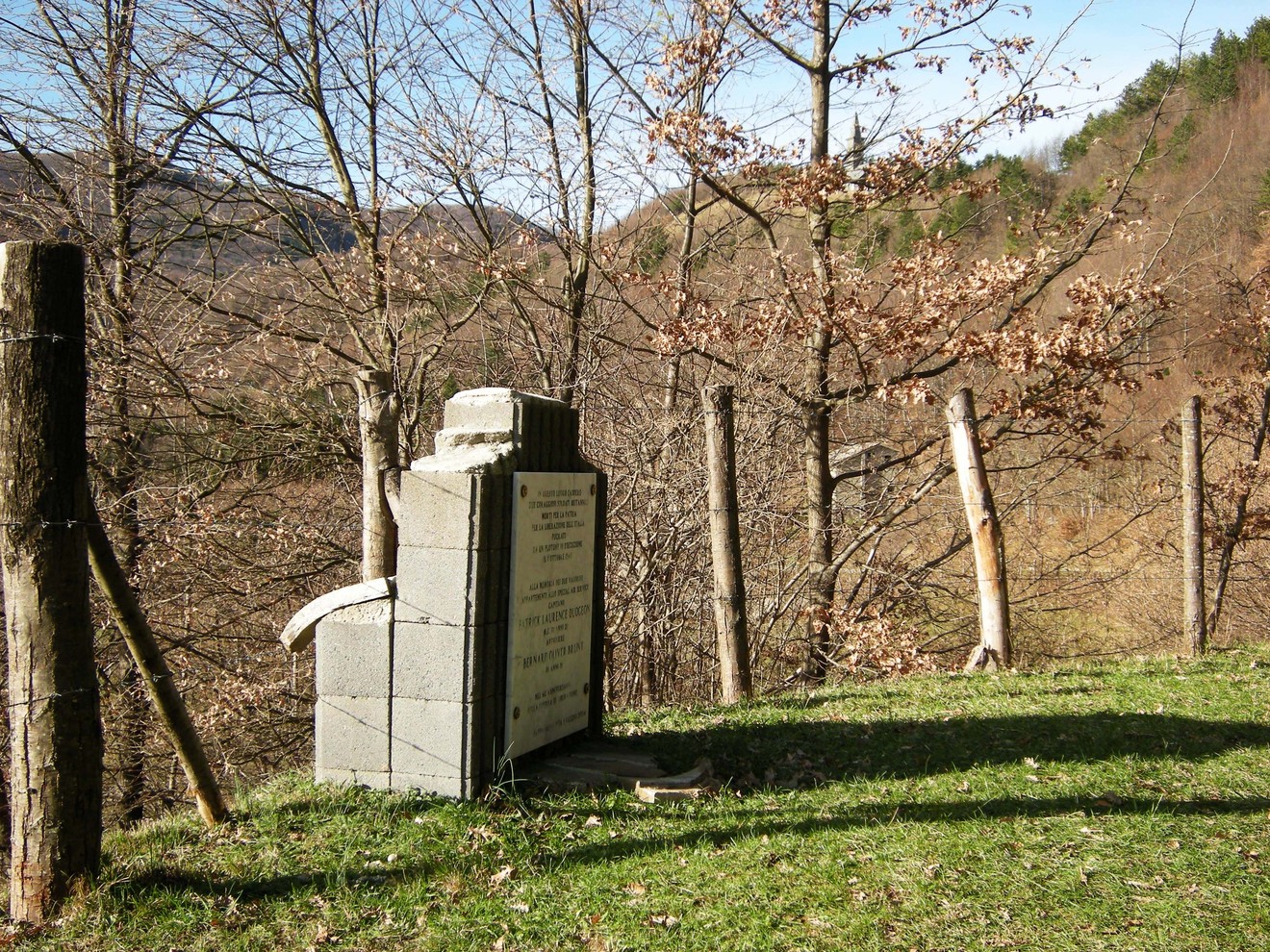 Monumento a Dudgeon e Brunt, situato nel verde, circondato da alberi e natura.