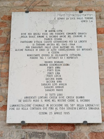 Lapide commemorativa per gli ebrei cesenati vittime del nazifascismo, situata in una comunità storica.
