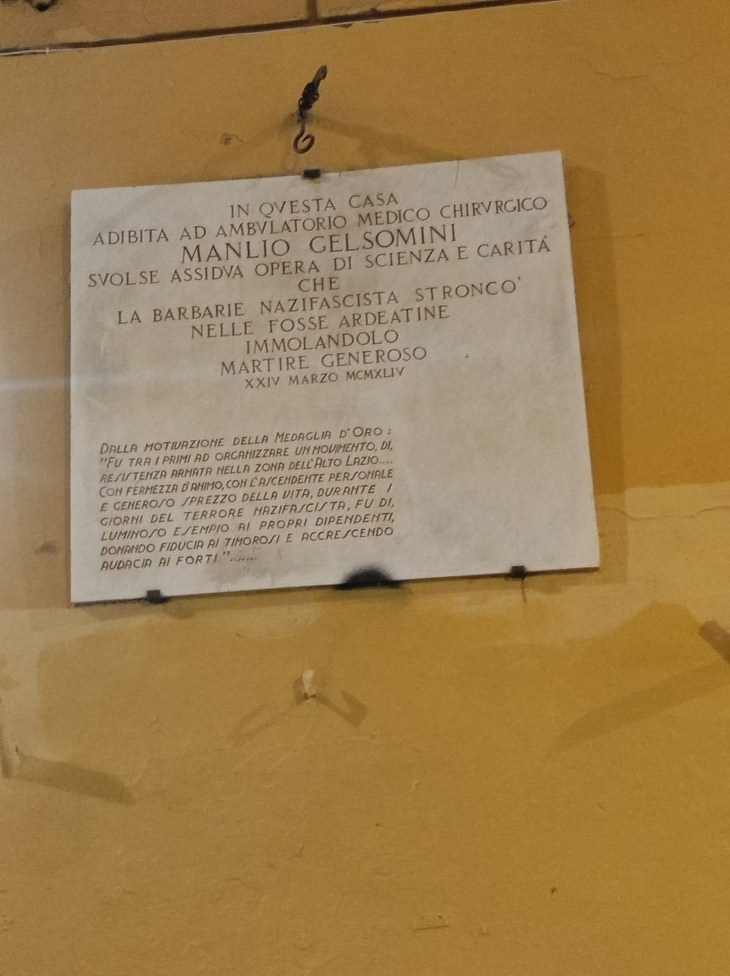 Lapide commemorativa dedicata a Manlio Gelsomini, martire generoso per la scienza e la carità.
