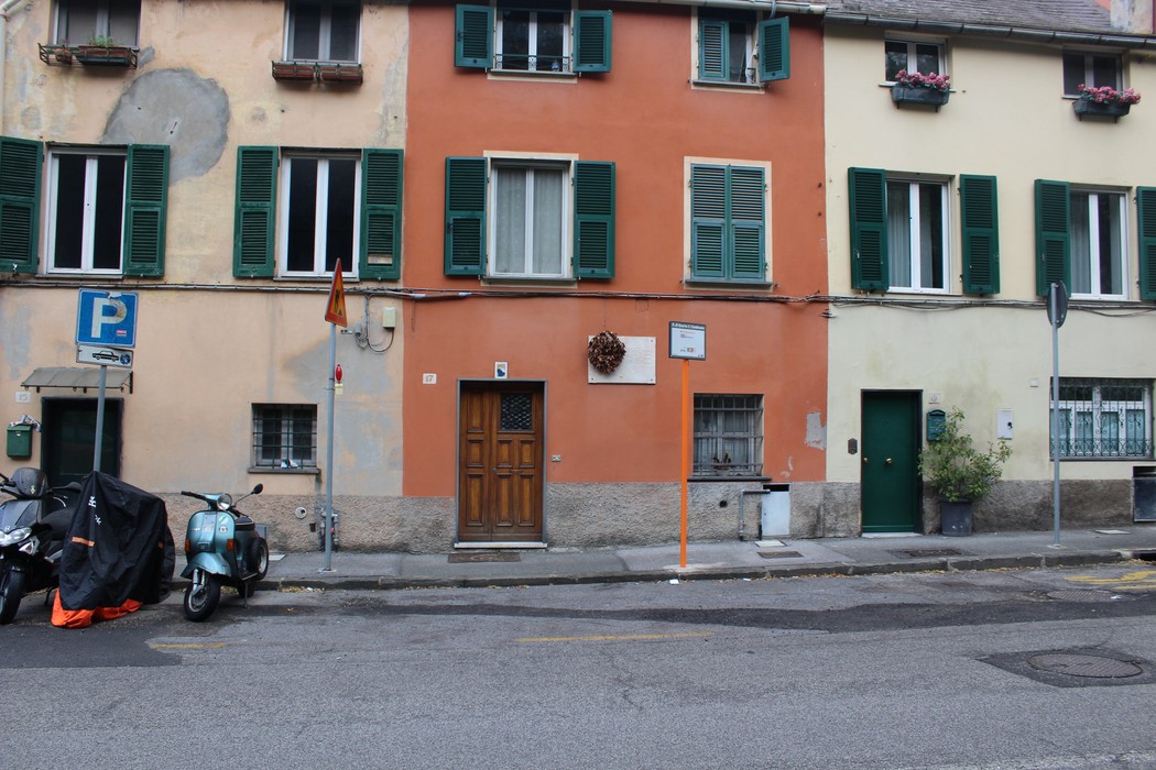 Lapide commemorativa dedicata ai caduti partigiani a Pontevecchio, in un contesto urbano.