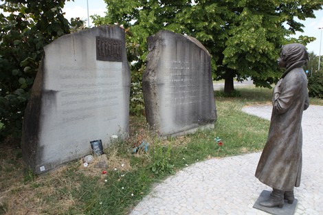 Monumento commemorativo con due stele e una statua che onorano le vittime dell'eccidio di Pratomaggiore.