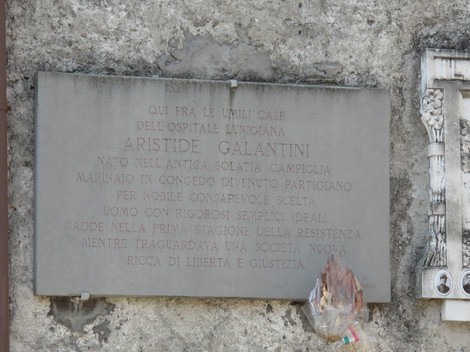 Lapide commemorativa di Aristide Galantini, attivista per la libertà e la giustizia, situata in una zona storica.