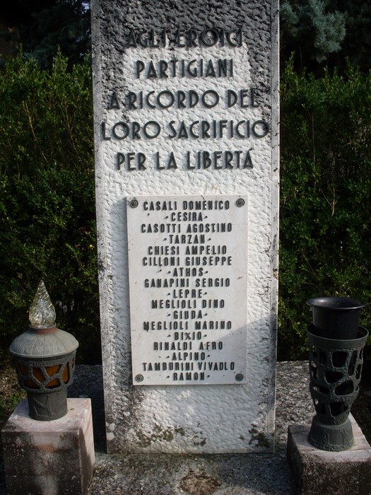 Monumento dedicato ai partigiani per il loro sacrificio in nome della libertà. Memoria e rispetto per i caduti.