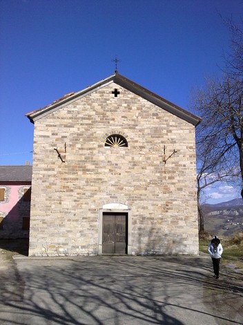 Monumento ai caduti, dedicato a Borghi e ai sacrifici per la libertà, con sfondo naturale.
