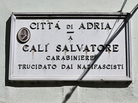 Lapide commemorativa dedicata a Salvatore Calì, carabiniere ucciso dai nazifascisti ad Adria.