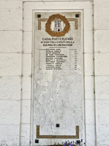 Lapide commemorativa dedicata ai caduti della guerra di Liberazione a Casalpusterlengo, con nomi incisi su marmo.