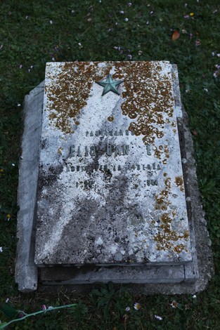 Targa commemorativa del Sacrario dei partigiani pratesi, dedicata alla memoria dei caduti della Resistenza.
