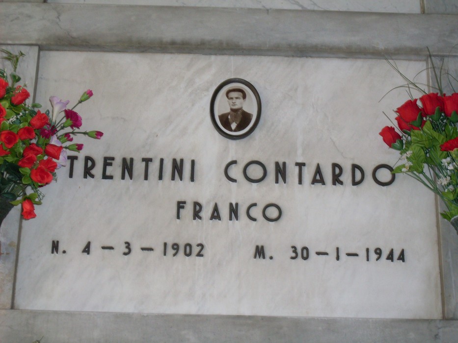 Sacrario dedicato ai caduti per la libertà a Rio Saliceto, con omaggi floreali e commemorazioni.
