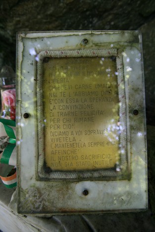 Lapide commemorativa dedicata a Tonacci e Paolini, con un messaggio di speranza e sacrificio.