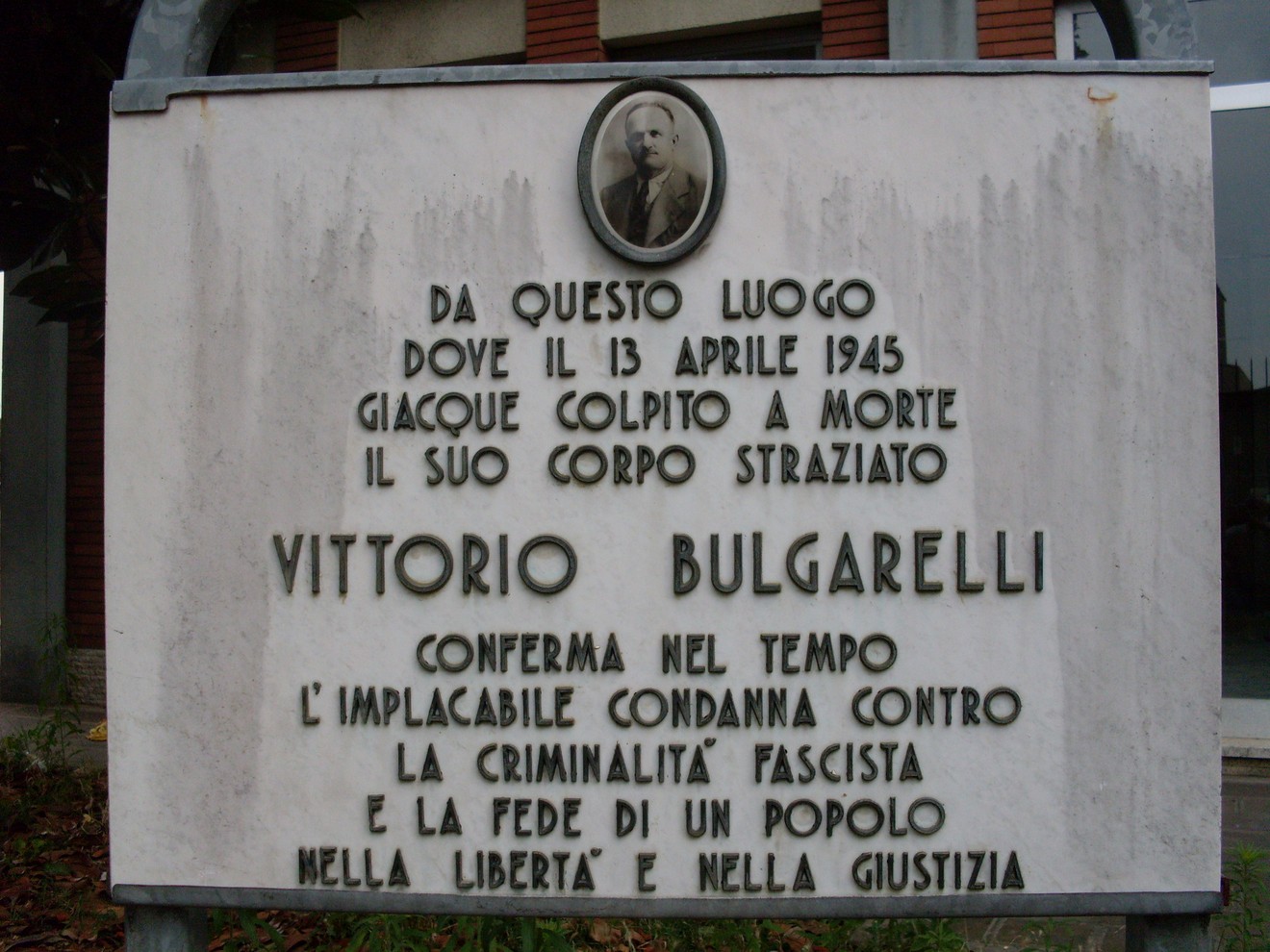 Lapide commemorativa di Vittorio Bulgarelli, assassinato il 13 aprile 1945, simbolo di resistenza contro il fascismo.
