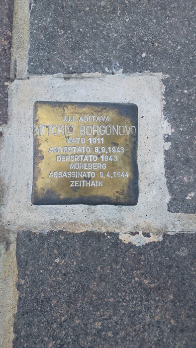 Pietra d'inciampo dedicata a Vittorio Borgonovo, con dati sulla sua deportazione e assassinato nel 1944.