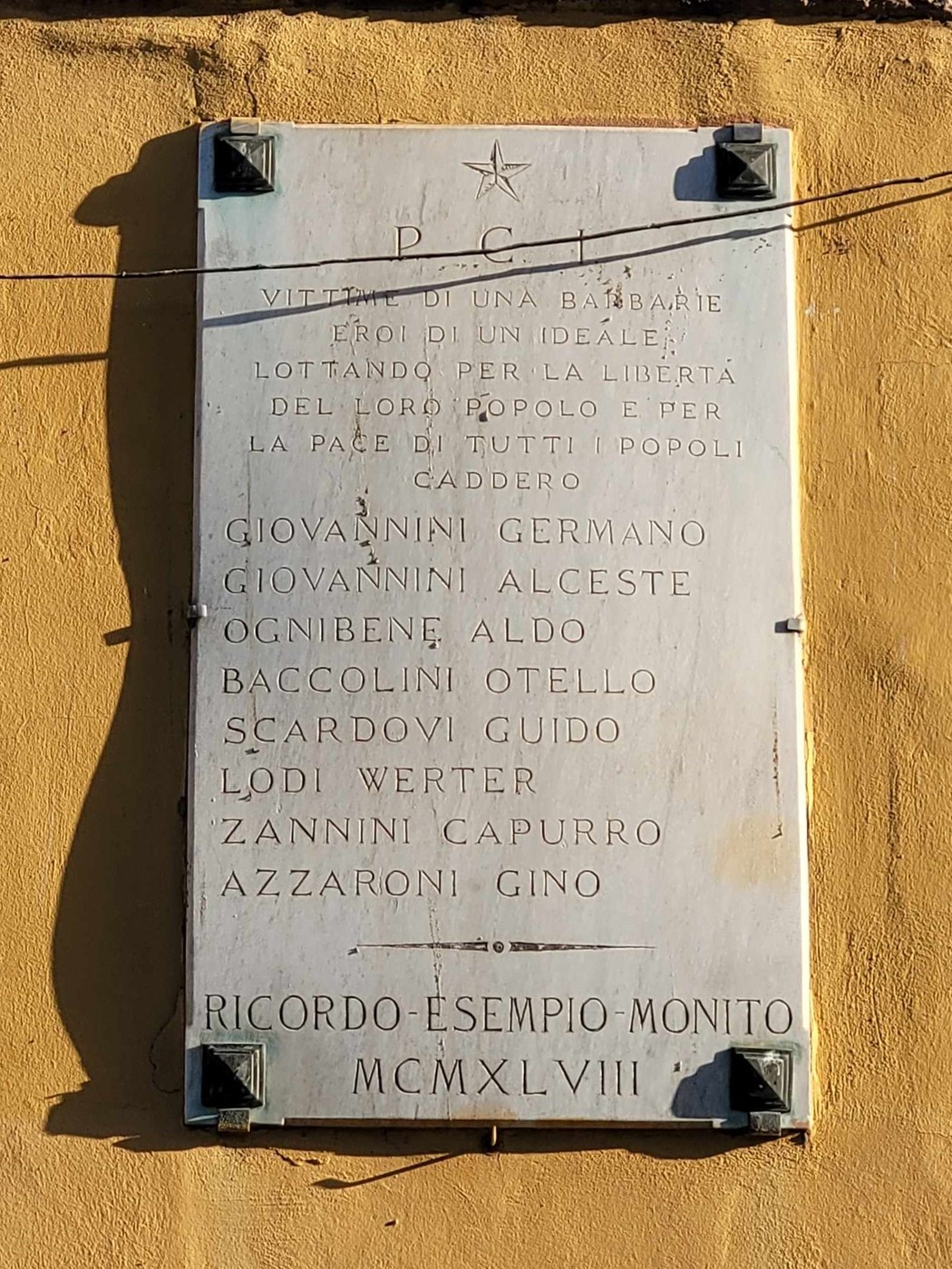 Lapide commemorativa dedicata ai caduti del PCI, in memoria dei martiri per la libertà e la giustizia sociale.