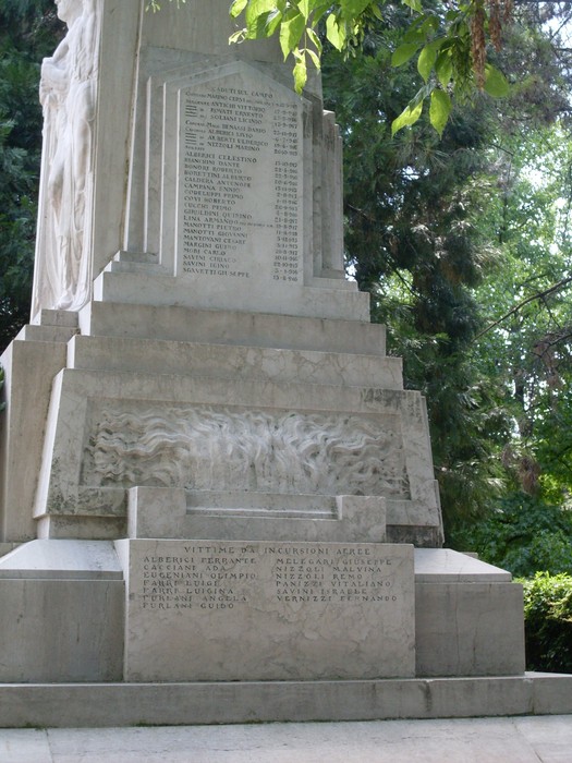 Monumento ai Caduti di Boretto, dedicato alla memoria dei soldati locali, con incisioni e simboli commemorativi.