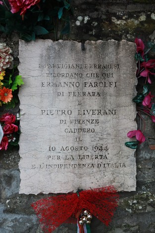 Lapide commemorativa dedicata a Erminio Farolfi e Pietro Liverani, caduti per la libertà e l'indipendenza d'Italia.