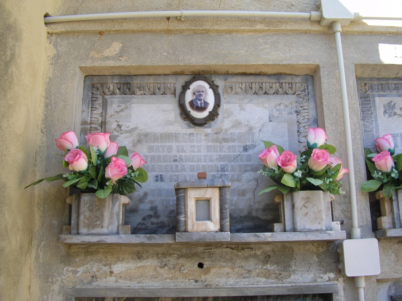Sepolcro di Cecconi, con decorazioni floreali e un ritratto, rappresenta il ricordo e la commemorazione.