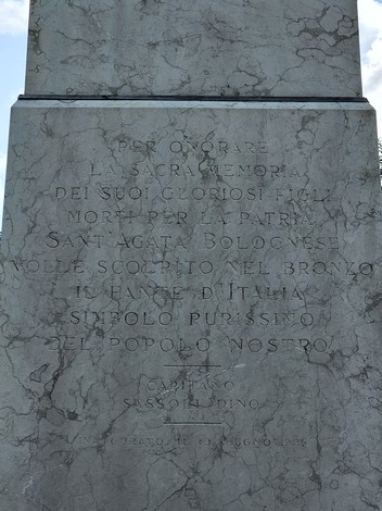 Monumento ai Caduti, una struttura commemorativa in marmo con iscrizioni tributo ai sacrifici.