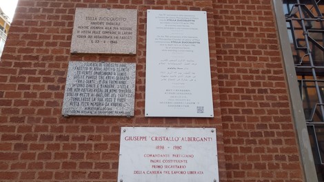 Lapide commemorativa dedicata a Giuseppe "Cristallo" Alberganti, con dettagli storici e significativi.