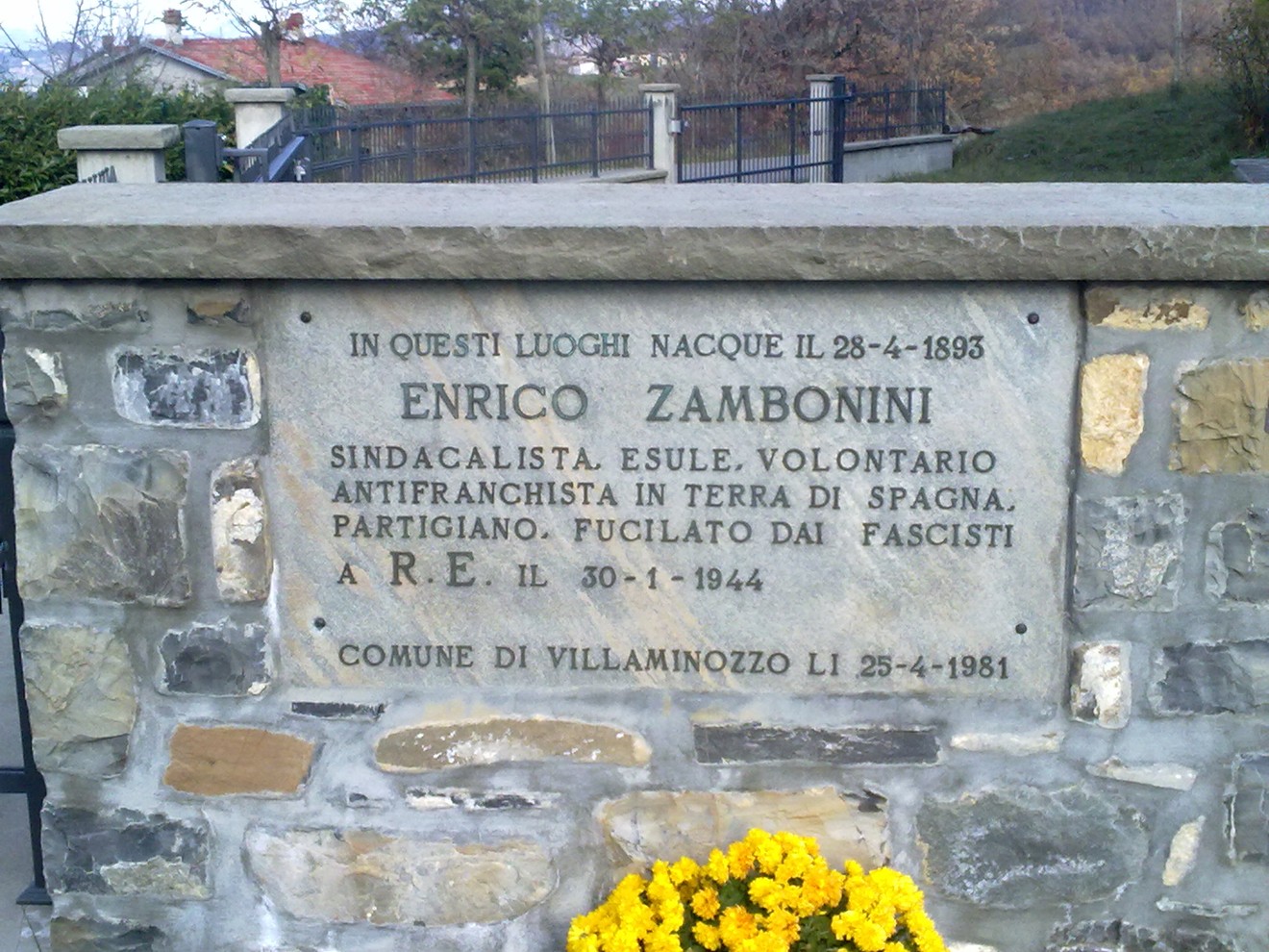 Lapide commemorativa di Enrico Zambonini, partigiano fucilato dai fascisti nel 1944, situata a Villaminuzzo.