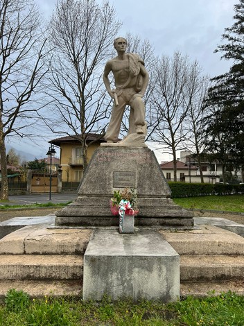 Monumento al partigiano, dedicato alla memoria dei combattenti per la libertà. Rappresenta il coraggio e la resistenza.