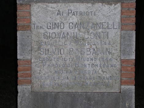 Lapide commemorativa dedicata ai caduti, con nomi e date incisi in memoria dei patrioti.