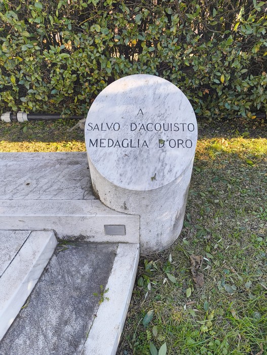 Monumento commemorativo dedicato ai carabinieri caduti, con riferimento a Salvo D'Acquisto, Medaglia d'Oro.